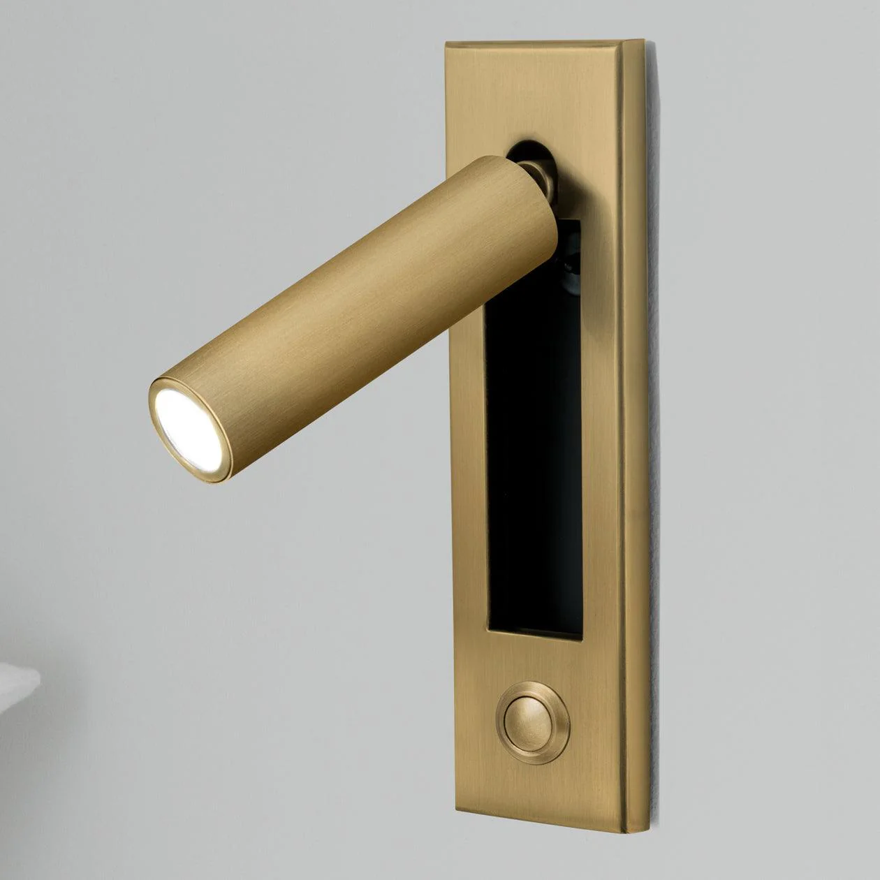 Настенный светильник Embedded Bedside Sconce - прямоугольник, кнопочный переключатель, ∅5см x 18см, матовый черный, медь, теплый свет