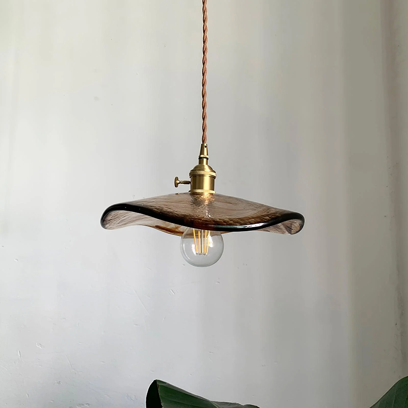 Подвесной светильник Flower Petal Glass - ∅27см x 12см, латунь, янтарь