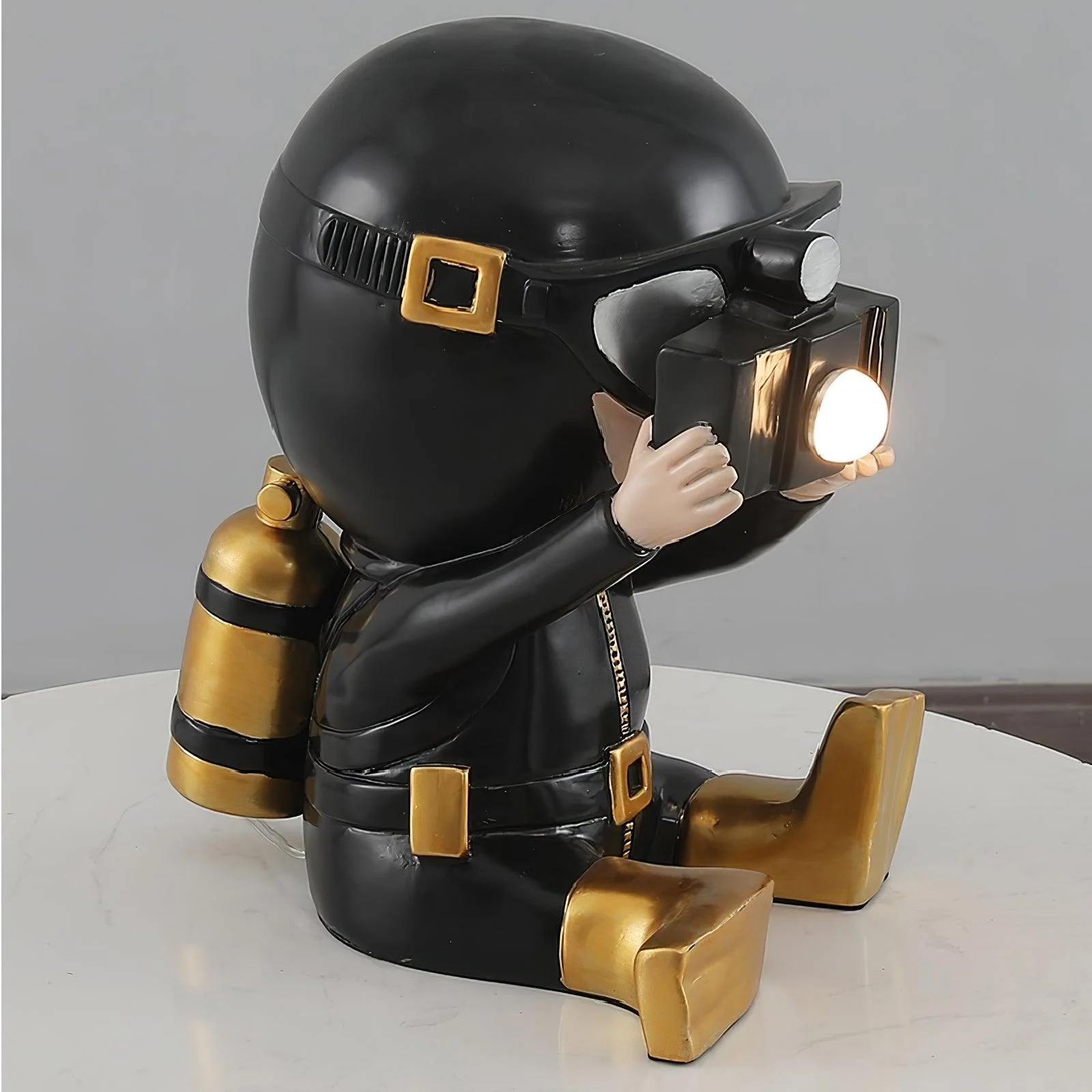 Настольный светильник Adventurer Resin - ∅33см x 34см, черный, золотой