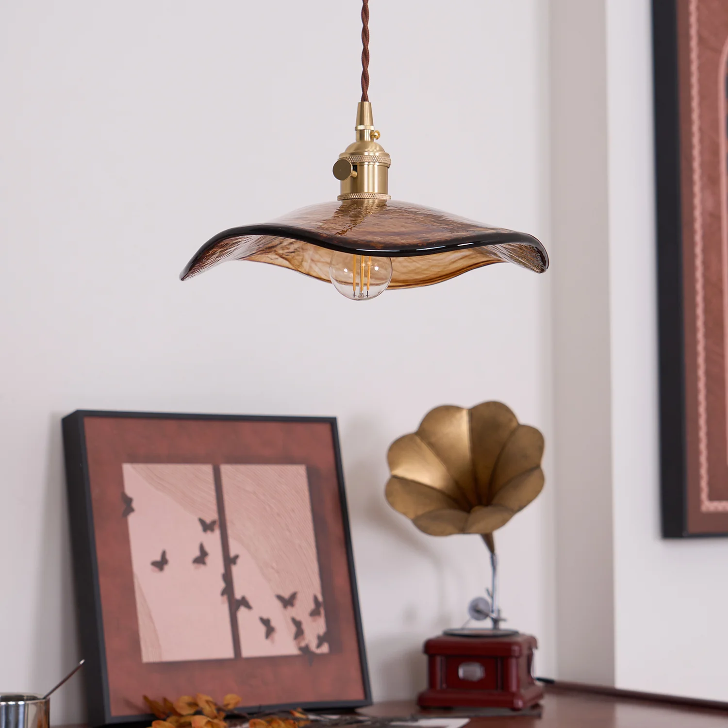 Подвесной светильник Flower Petal Glass - ∅27см x 12см, латунь, янтарь