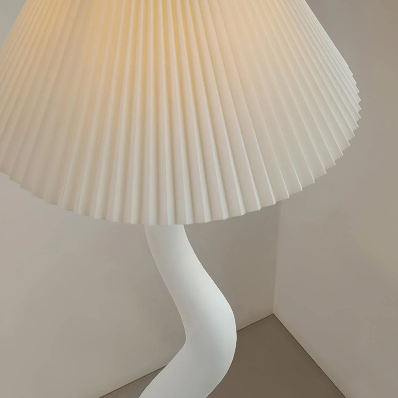 Twisted Pleated Floor Lamp - ∅ 17.7″ x H 64.9″/ Dia 45cm x H 165cm / White / US plug
