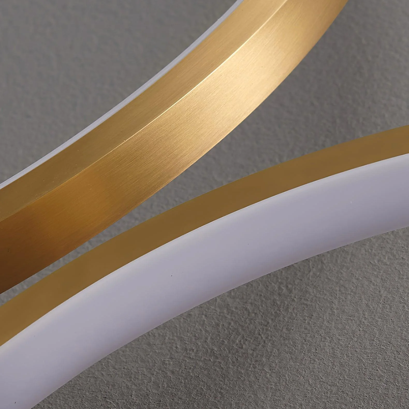 Потолочный светильник Loop LED - три круга, 90см x 73см x 7см, латунь, черный, теплый свет