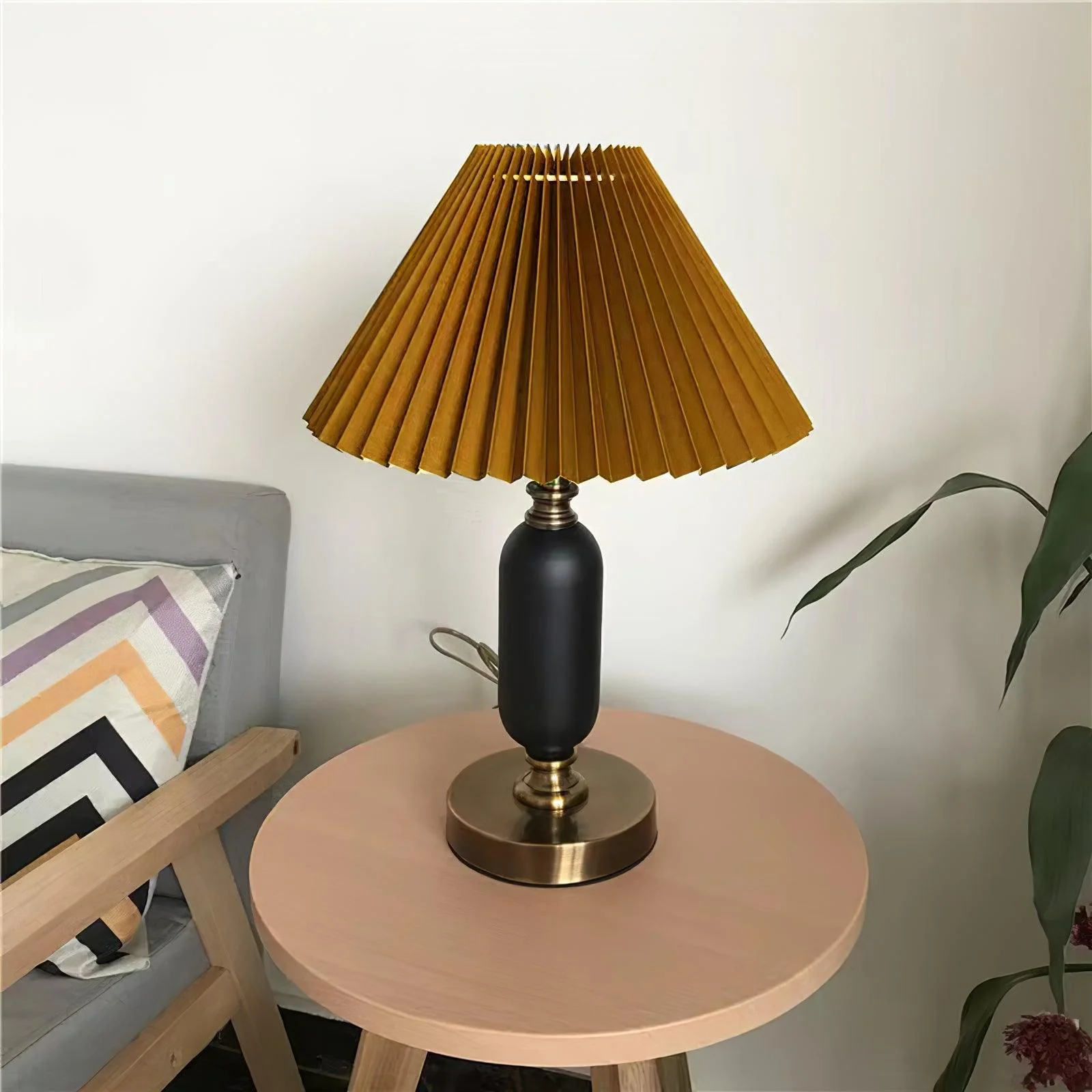 Classic Antique Table Lamp - ∅ 9.4″ x H 17.7″ / Dia 24cm x H 45cm / Model B / UK plug