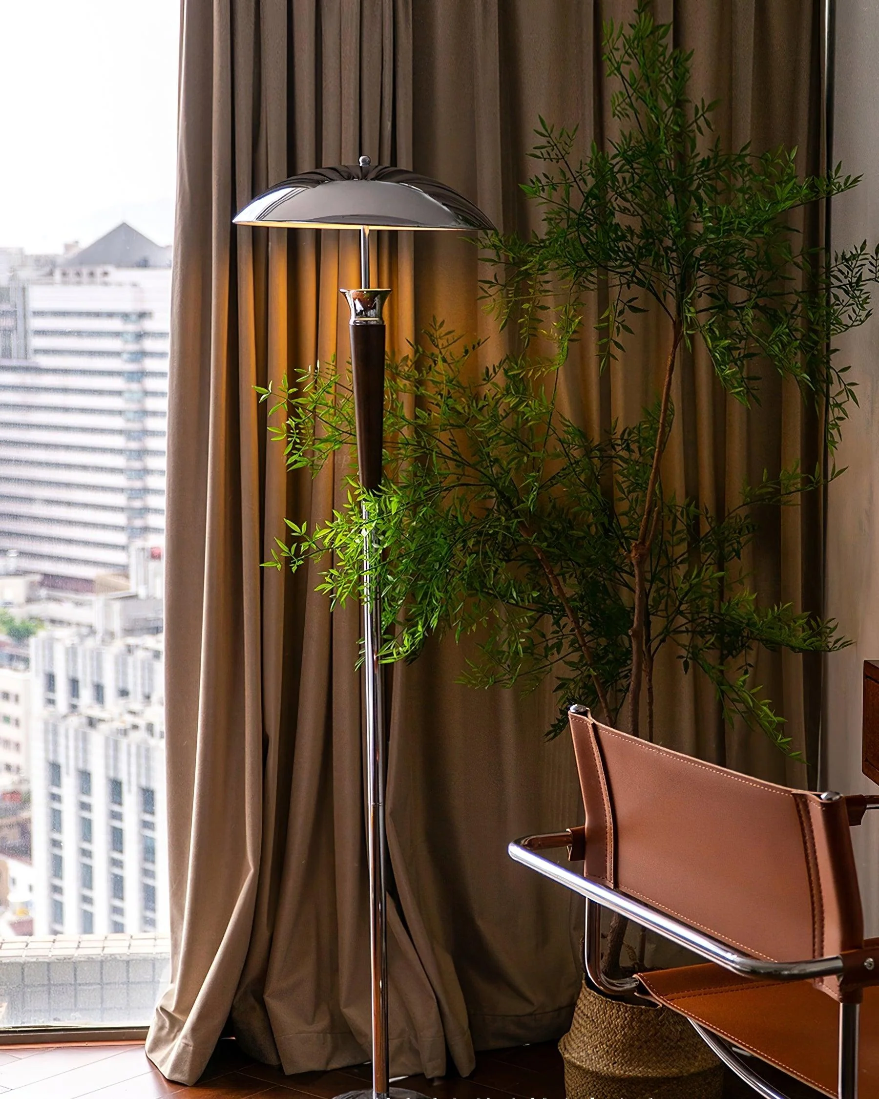Helmet Floor Lamp - ∅ 15.7″ x H 59.1″ / Dia 40cm x H 150cm / Chrome & Walnut / UK plug