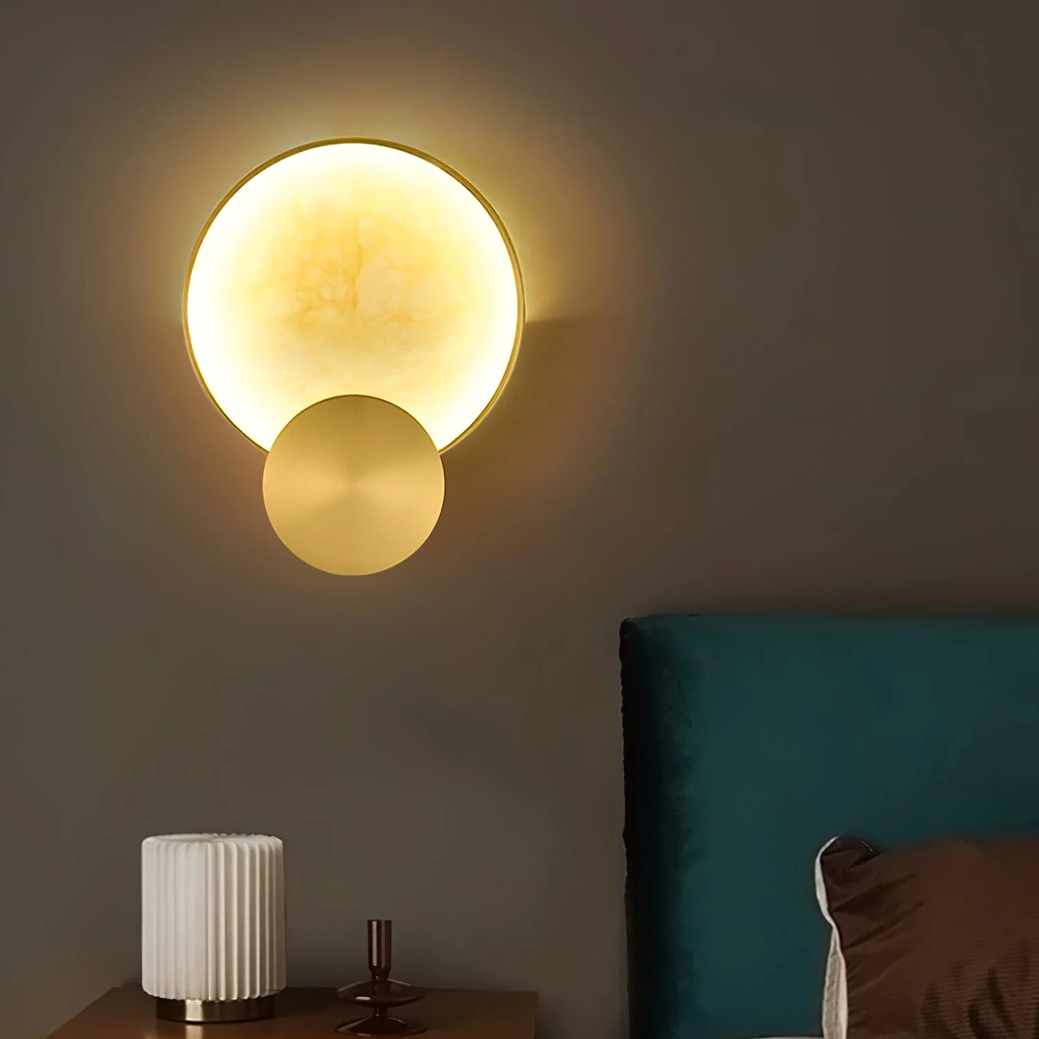 Terra Svet Wall Lamp - ∅ 8.6″ x H 11.4″ Set of 2 / Gold & White Alabaster / Cool White