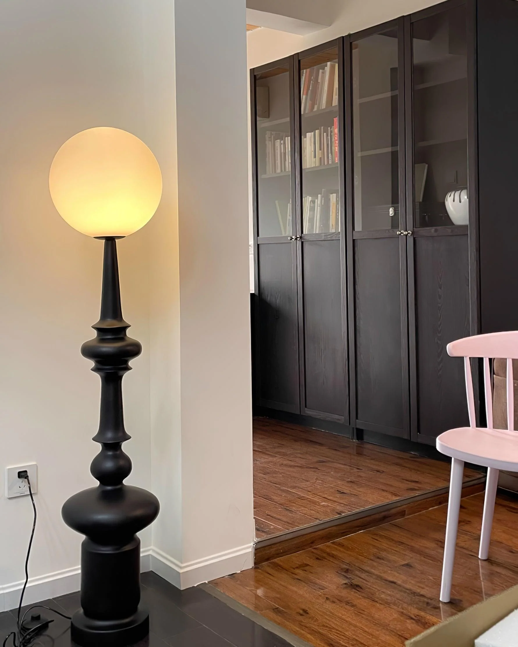 Roman Column Floor Lamp - ∅ 11.8″ x H 54.3″ / Dia 30cm x H 138cm / Black / US plug
