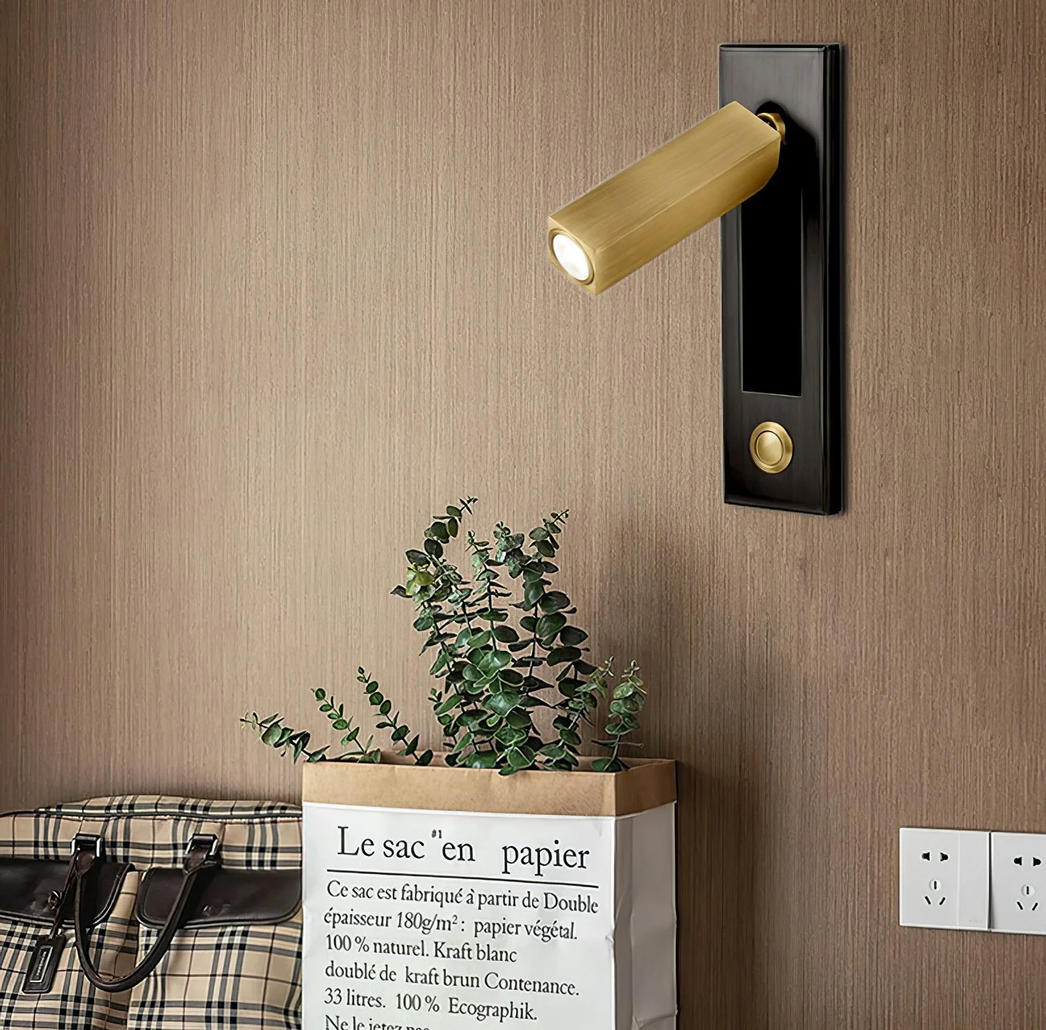 Настенный светильник Embedded Bedside Sconce - прямоугольник, кнопочный переключатель, ∅5см x 18см, матовый черный, медь, теплый свет