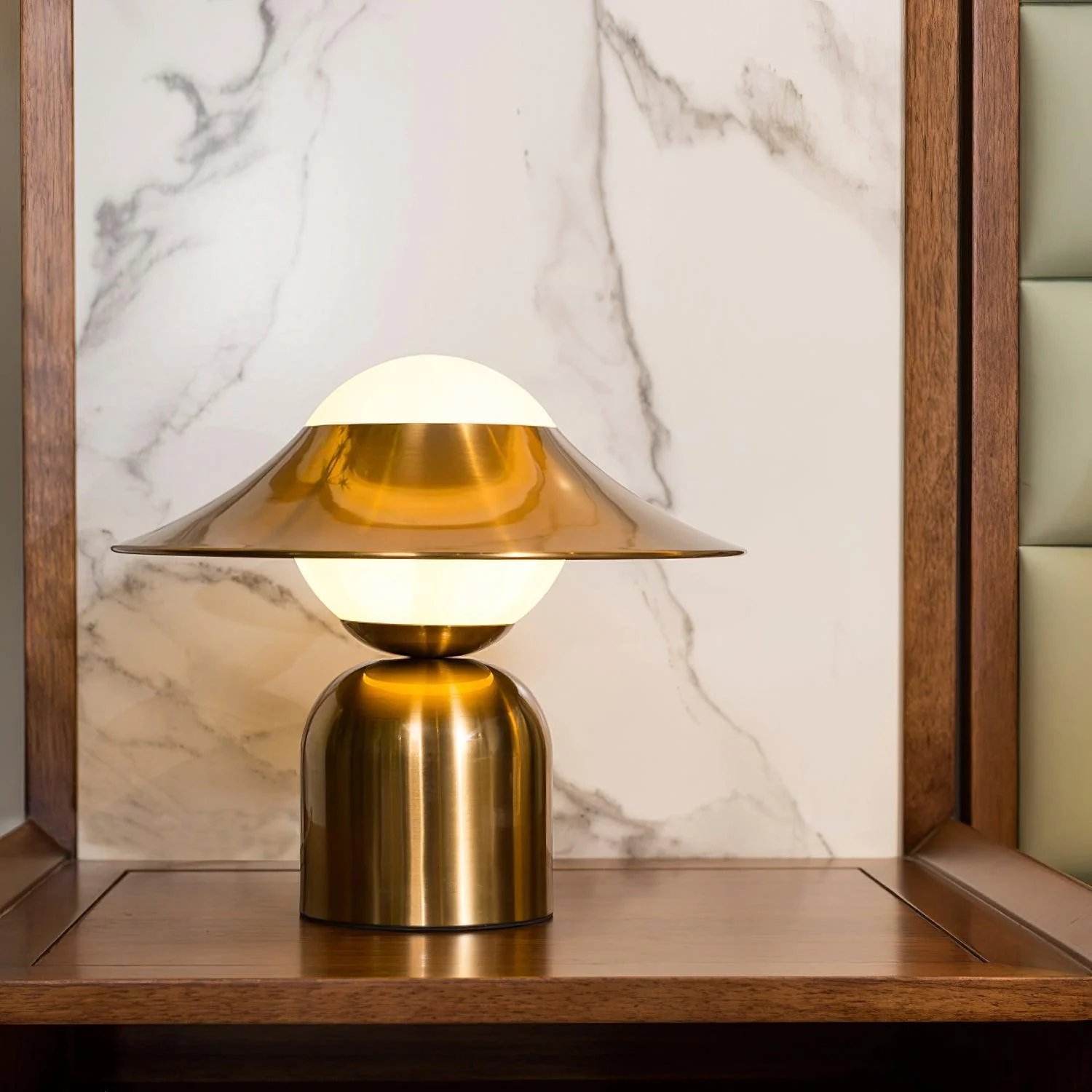Bonbon Disc Table Lamp - ∅ 12.5″ x H 14.5″ / Dia 32cm x H 37cm / Gold+White / US plug