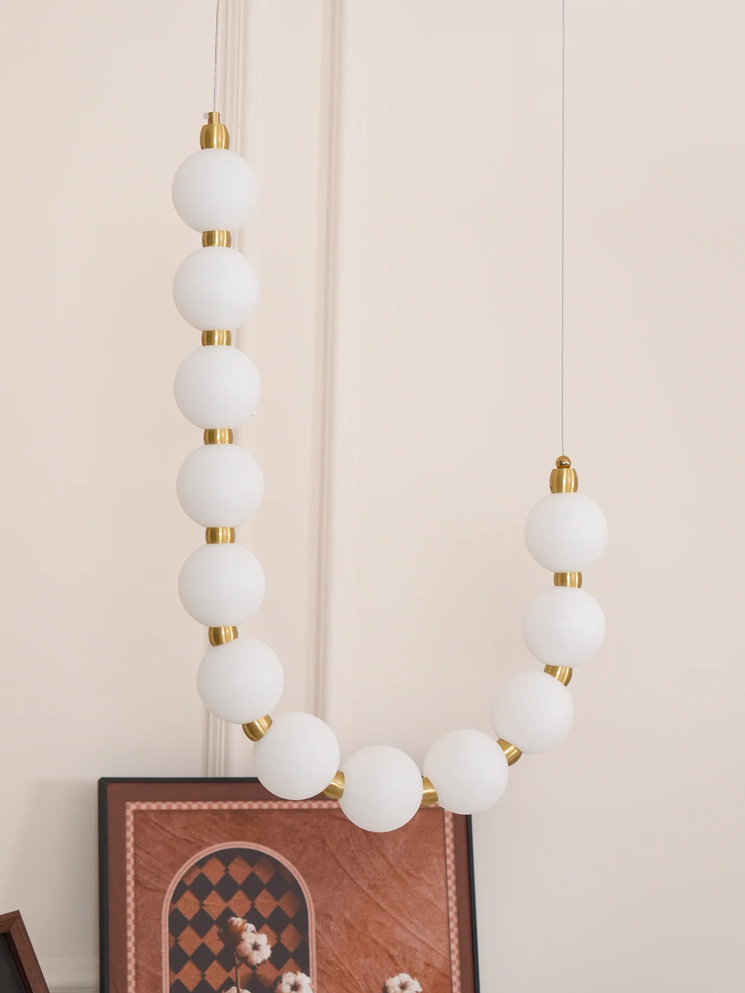 Люстра Acrylic Pearl Necklace - ∅70см x 200см, латунь, белый, теплый свет