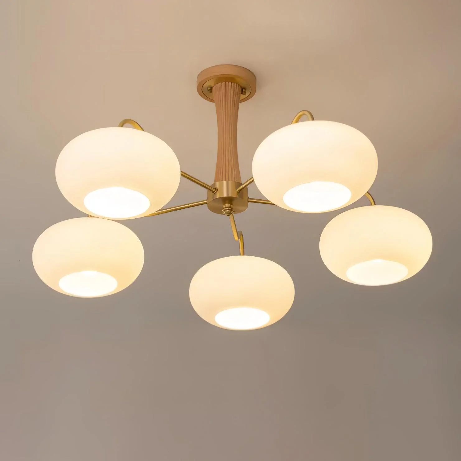 Люстра Brass Wooden Persimmon - 3 плафона ∅68см x 43см, латунь, натуральное дерево, белый