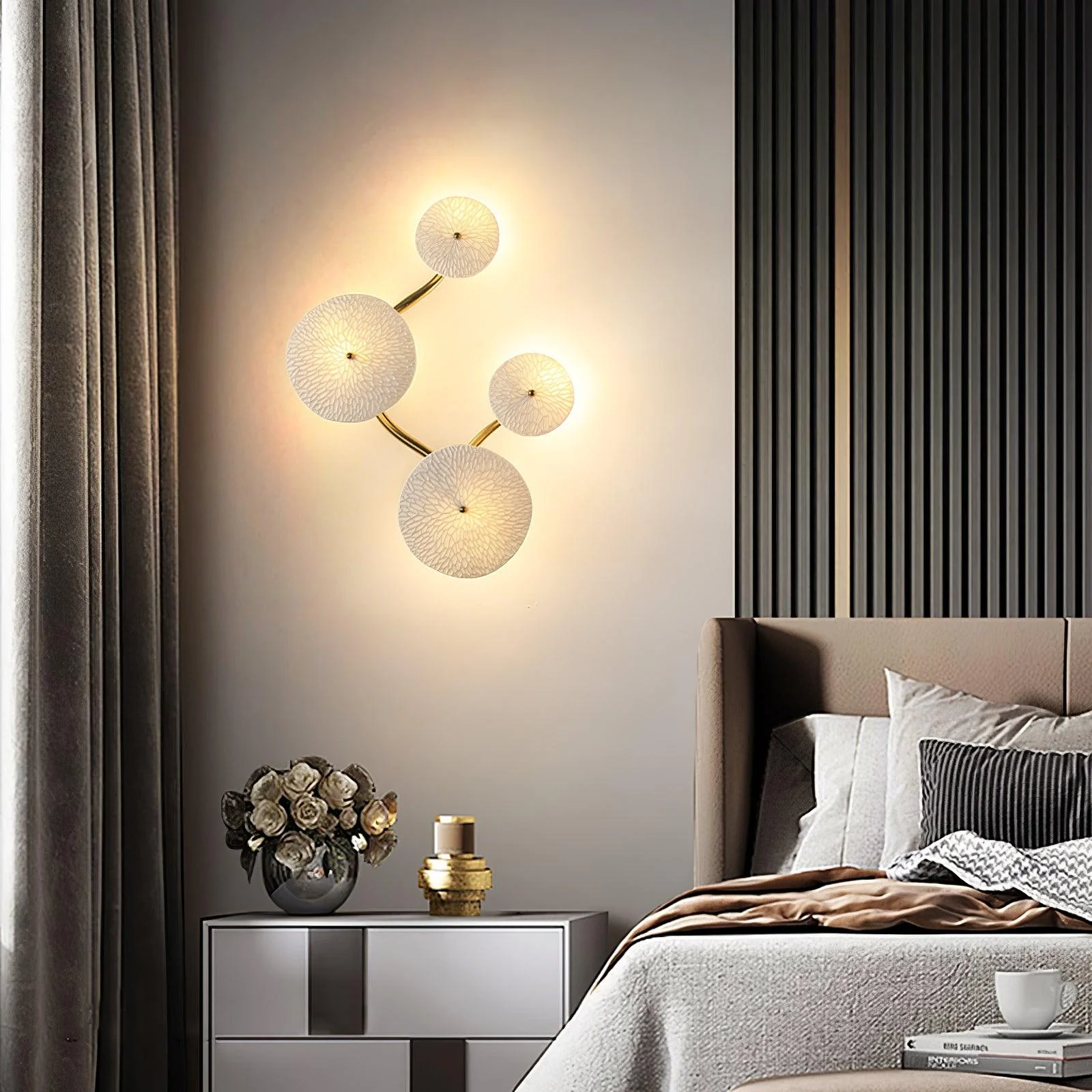 Настенный светильник Lotus Petal - 8 источников света 95см x 28см, золотой, белая керамика