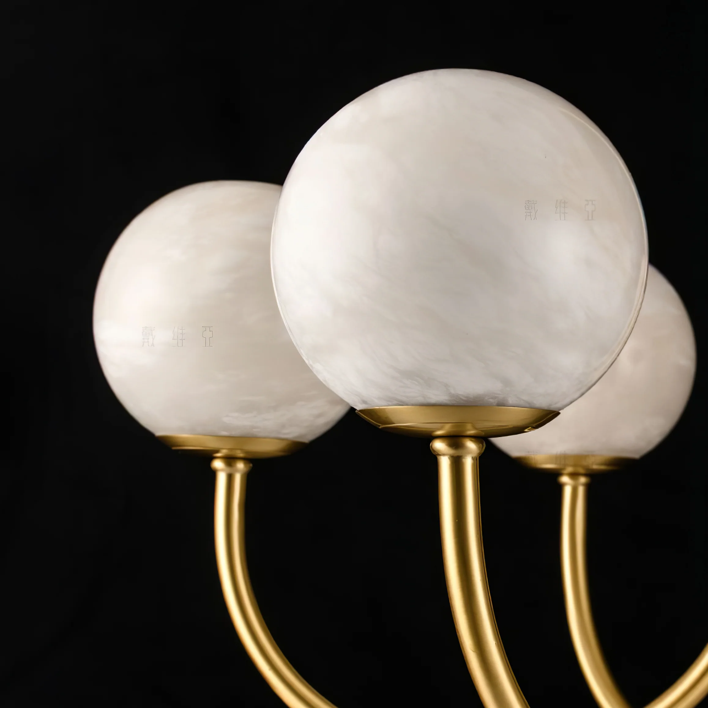 Люстра Aurelian Alabaster Globe - 6 плафонов ∅65см x 50см, латунь, белый