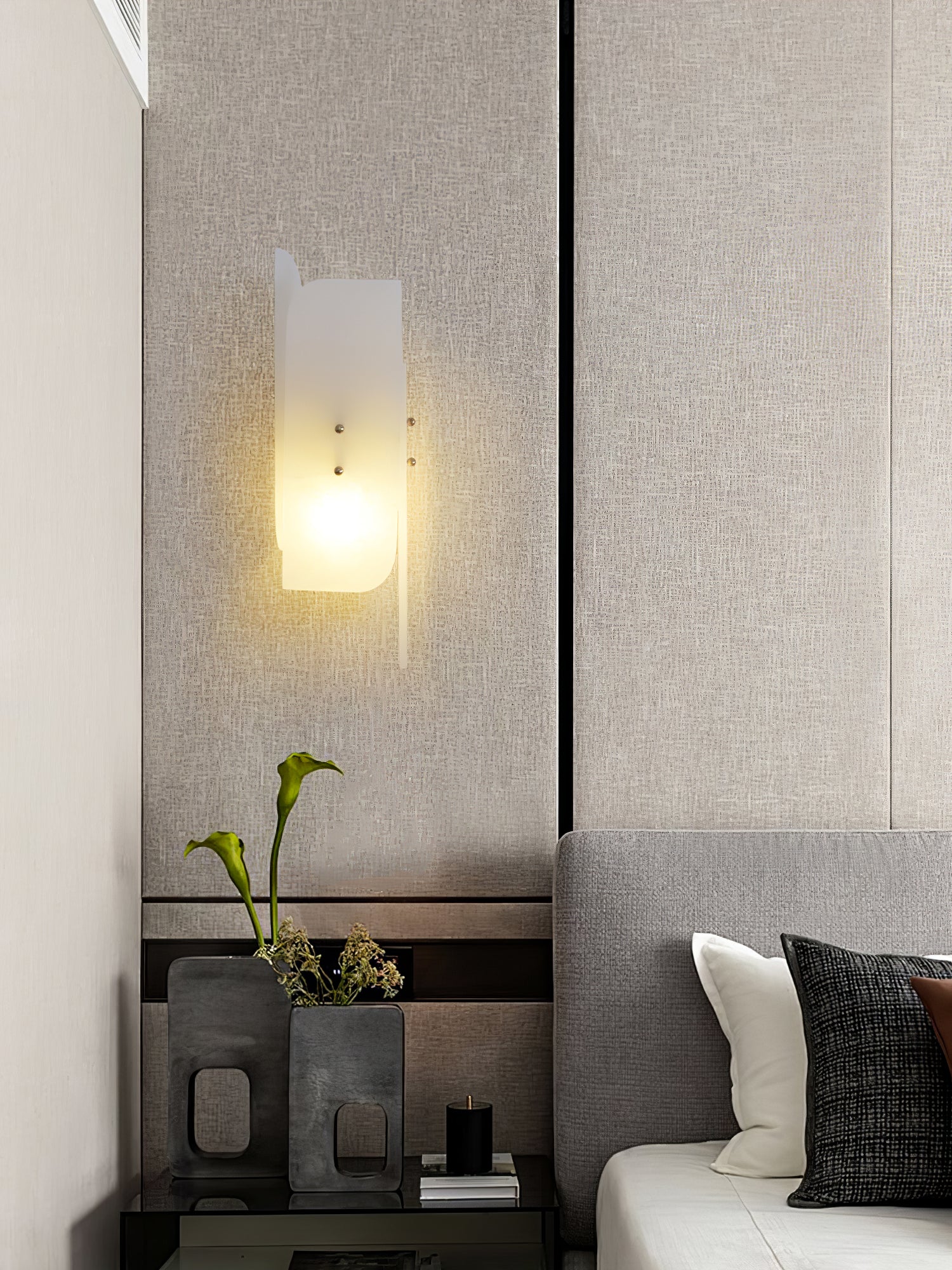 Megalith Alabaster Wall Light - ∅ 5.9″ x H 15.7″ / Dia 15cm x H 40cm / Brass & White / Set of 2