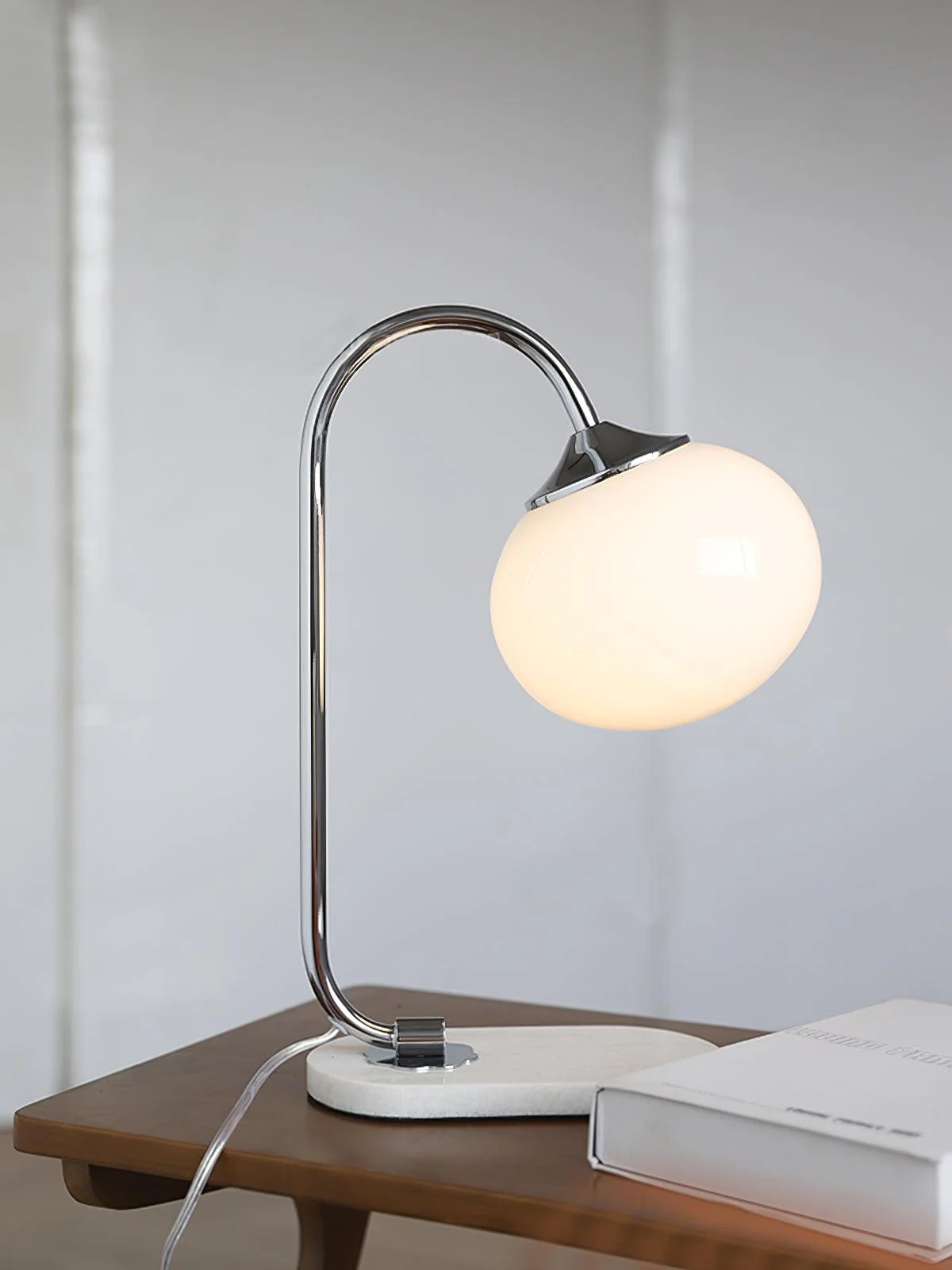 Marshmallow Table Lamp - ∅ 8.7″ x H 16.1″ / Dia 22cm x H 41cm / Chrome & Beige / US plug