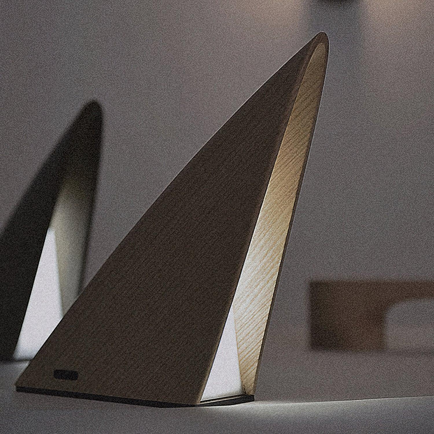 Настольный светильник Triangular - 24см x 10см x 30см, дерево, холодный свет
