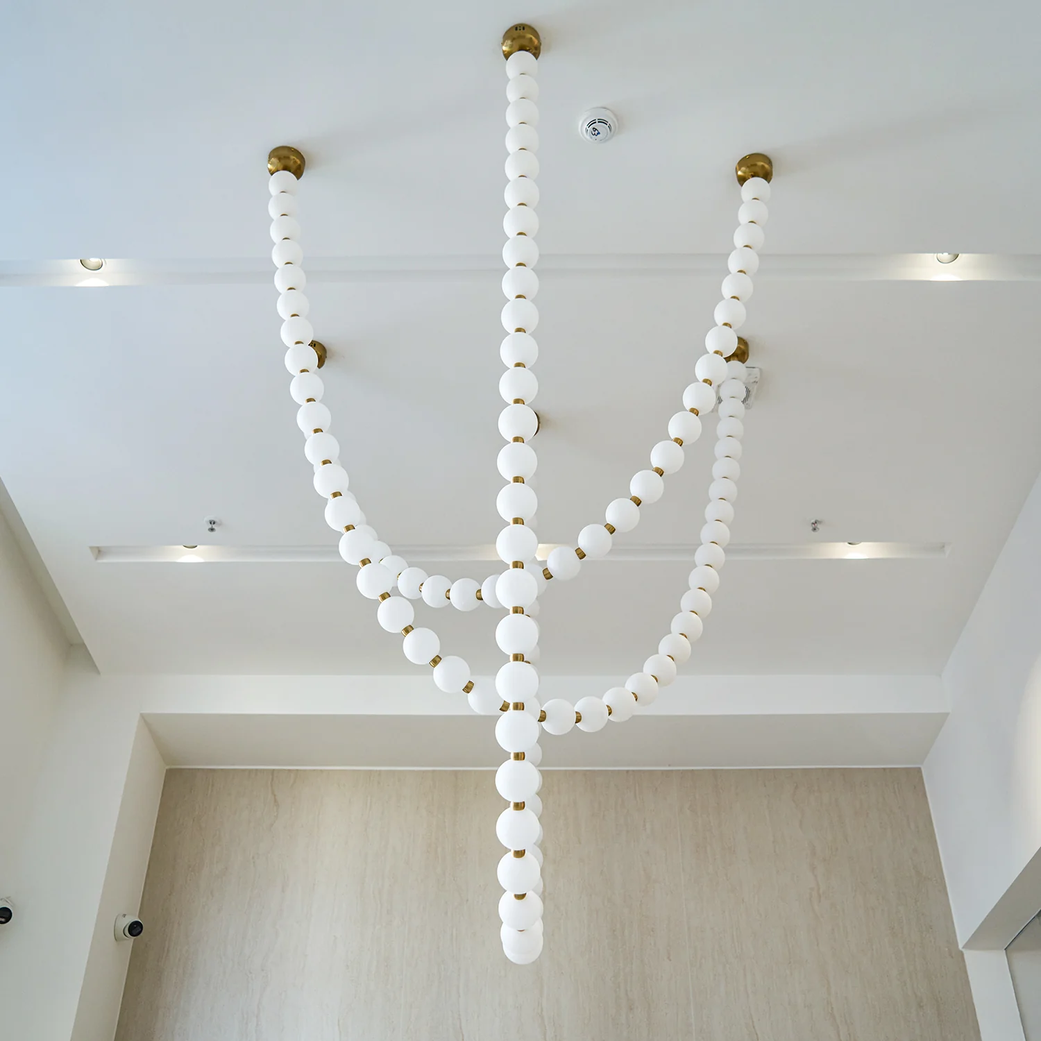 Люстра Pearl Necklace Balls - 23 плафона ∅10см x 250см, золотой, белый, пульт ДУ, диммер