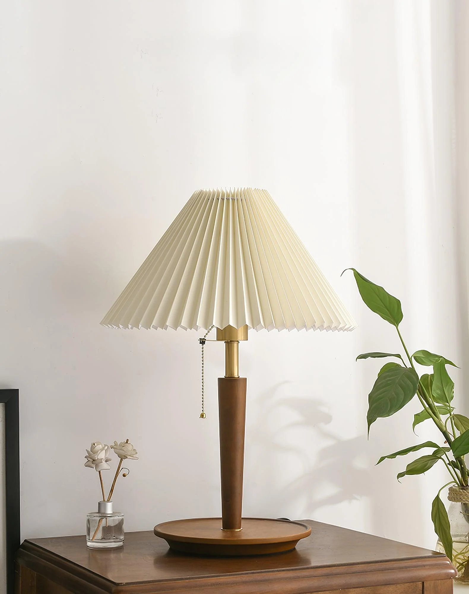 Настольный светильник Cone Pleated Fabric - ∅36см x 53см, дерево, белый