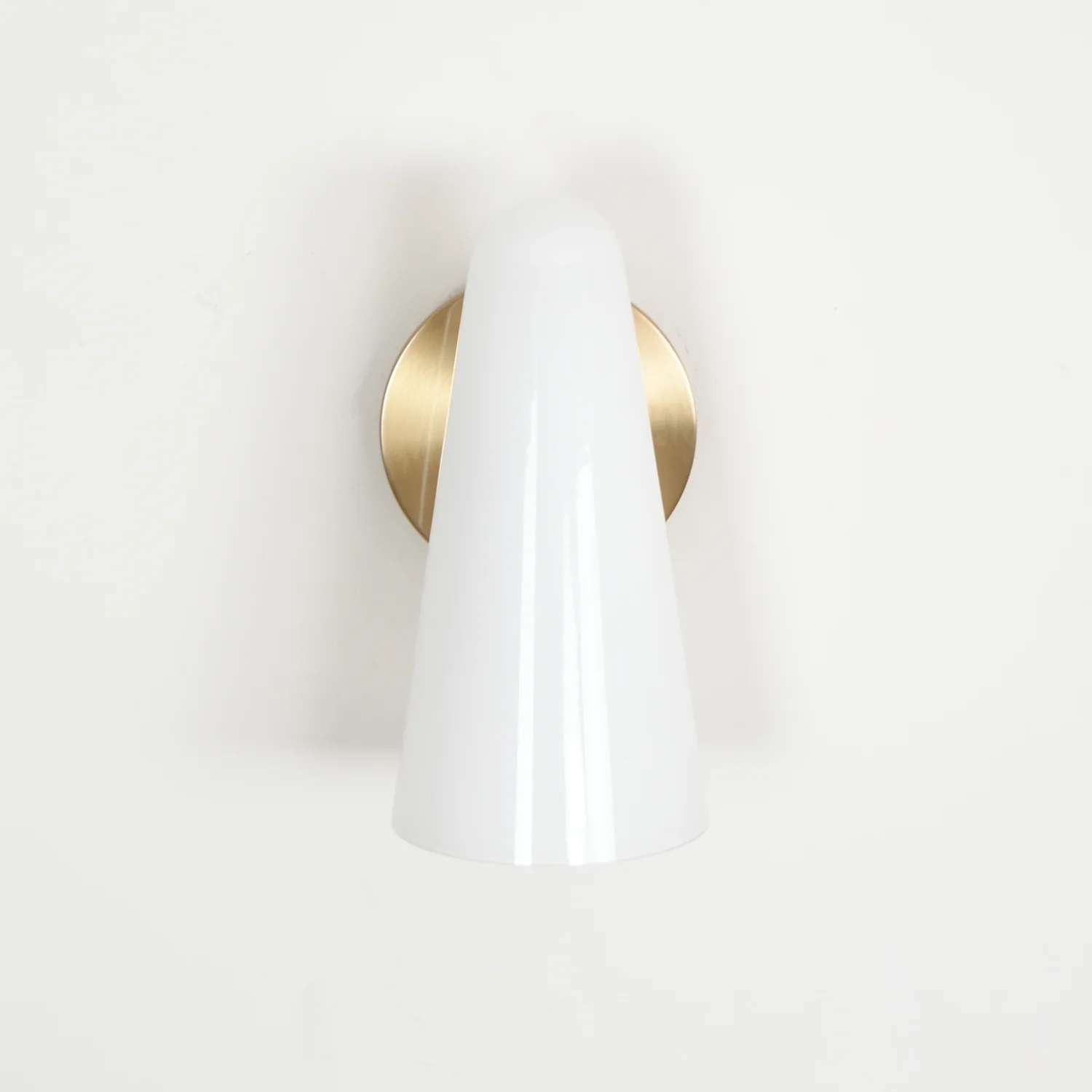 Настенный светильник Conical Glass - ∅13см x 26см, золотой, белый, теплый свет