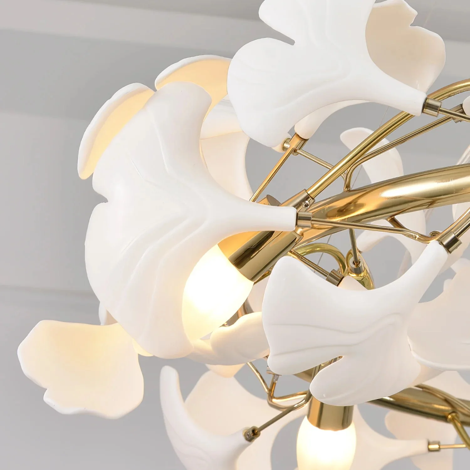 Люстра Gold White Leaves Combination Gingko - 150см x 65см, золотой пластик, белая керамика, золотое основание