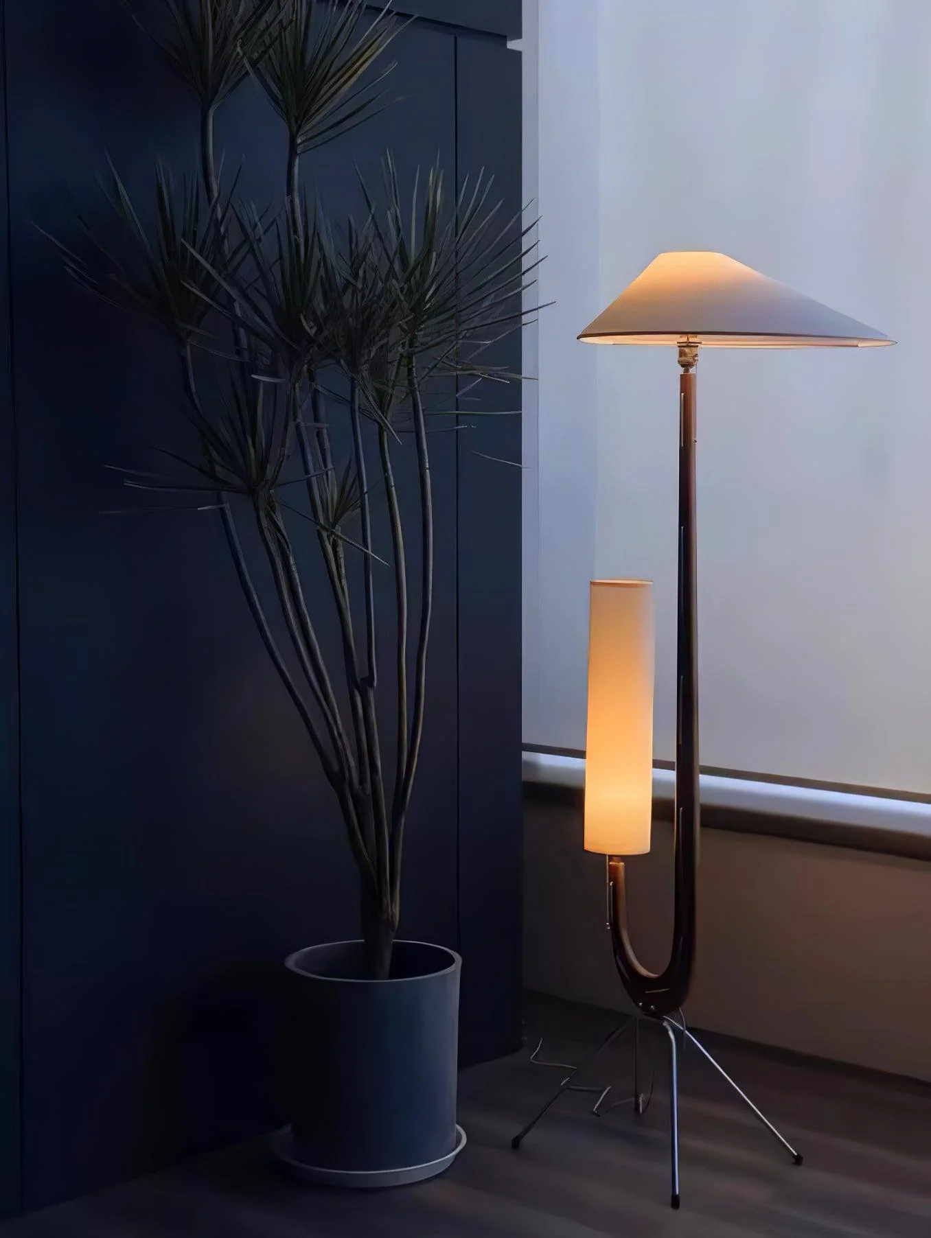 Giraffe Floor Lamp - ∅ 21.6″ x H 63.7″ / Dia 55cm x H 162cm / Walnut & White & Stainless steel / UK plug