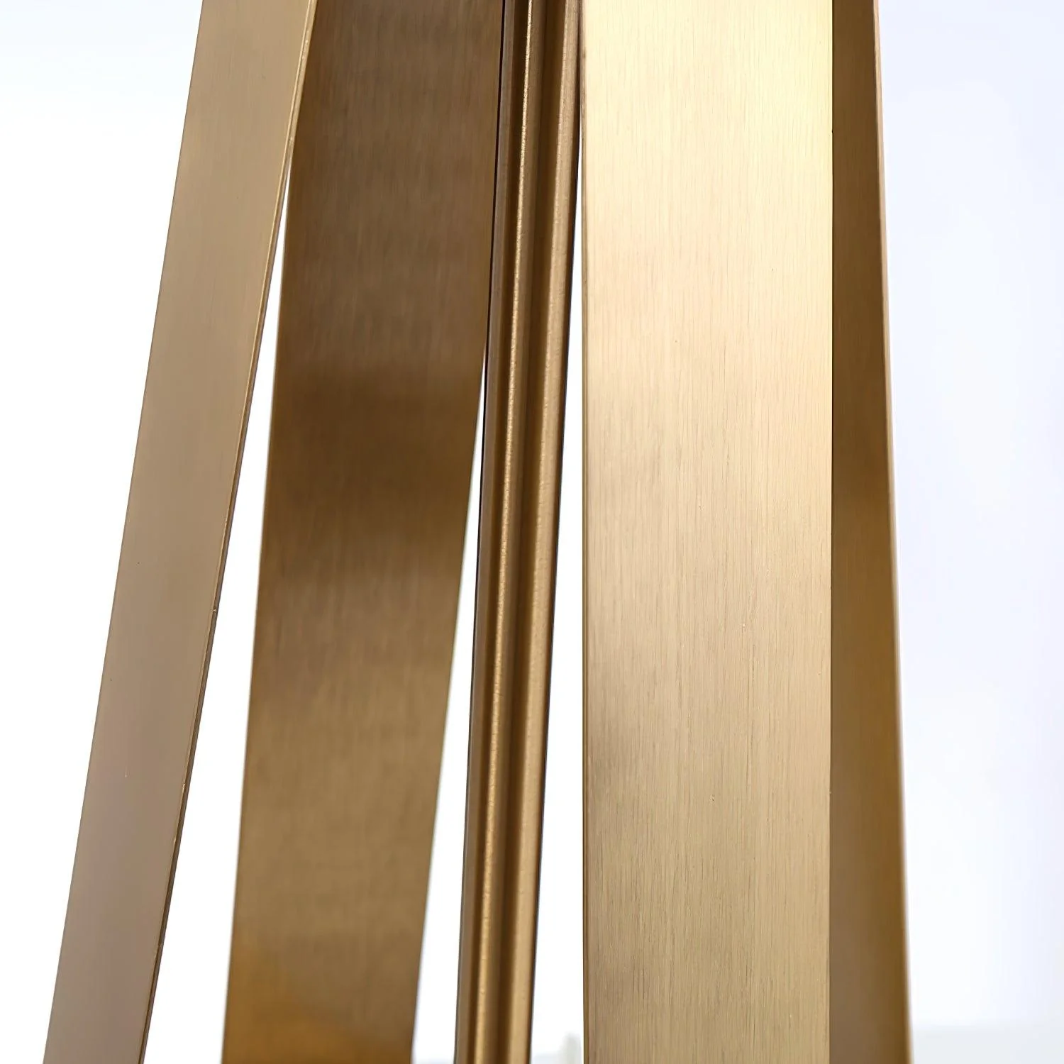 Laila Table Lamp - ∅ 15″ x H 22″ / Dia 38cm x H 56cm / Gold & White / AU plug
