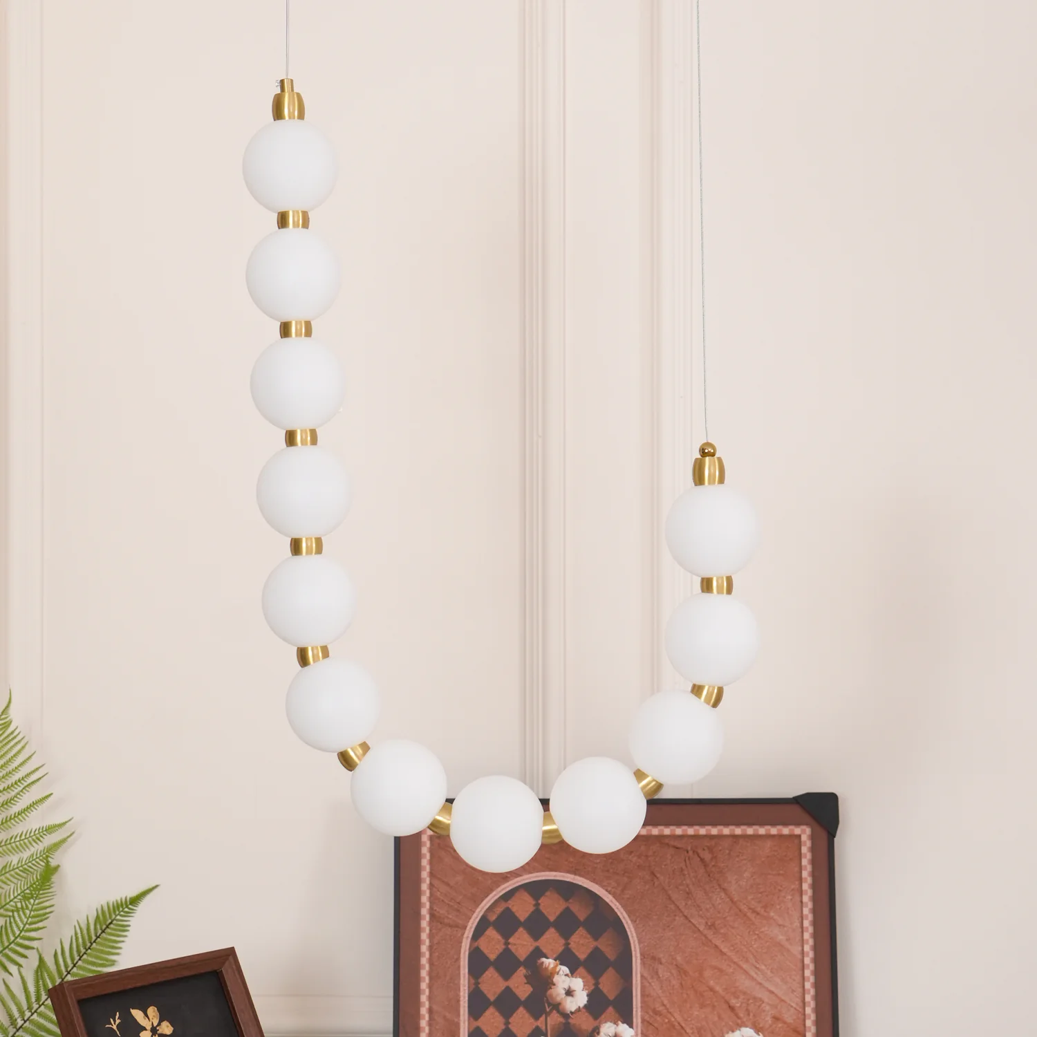 Люстра Acrylic Pearl Necklace - ∅70см x 200см, латунь, белый, теплый свет
