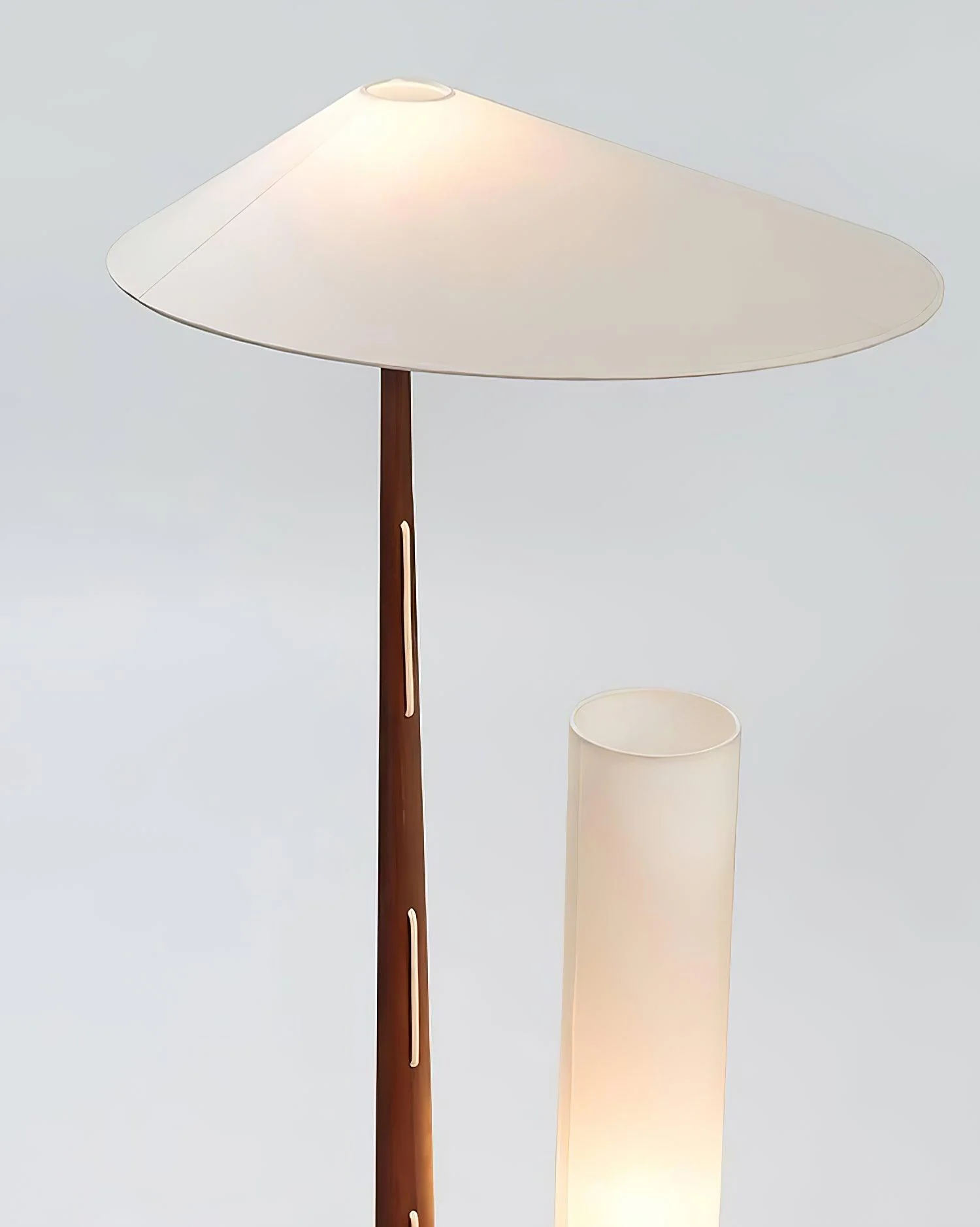 Giraffe Floor Lamp - ∅ 21.6″ x H 63.7″ / Dia 55cm x H 162cm / Walnut & White & Stainless steel / UK plug