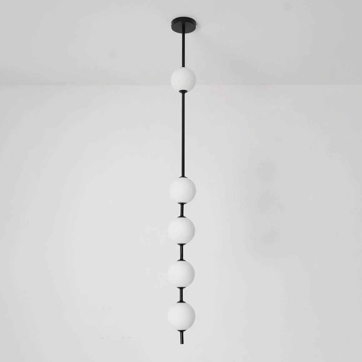 Подвесной светильник Vertical Balls - 5 источников света ∅12см х 154см, латунь, пластиковый шар, теплый свет