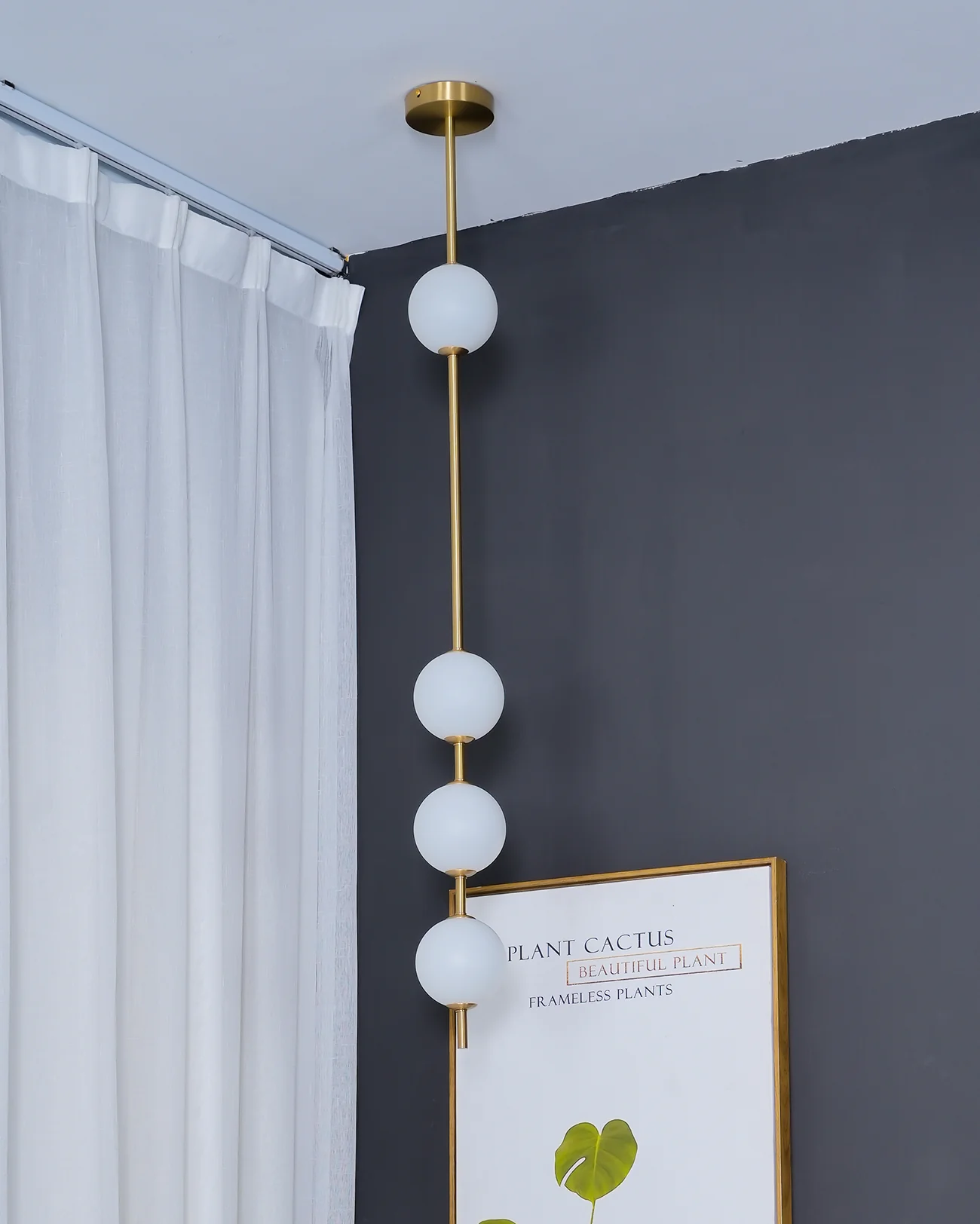 Подвесной светильник Vertical Balls - 5 источников света ∅12см х 154см, латунь, пластиковый шар, теплый свет
