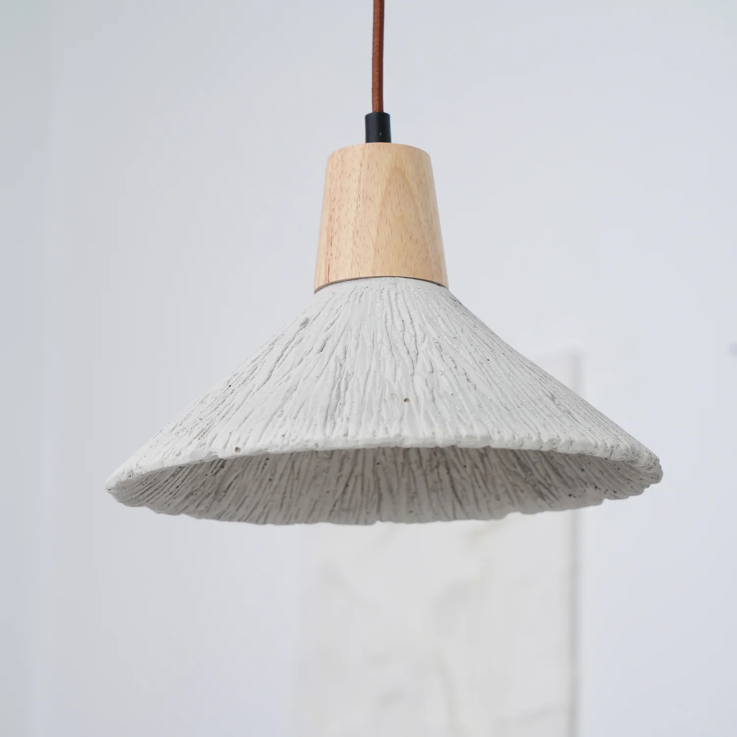 Подвесной светильник Concrete Pleated - ∅7см x 42см, натуральное дерево, серый бетон