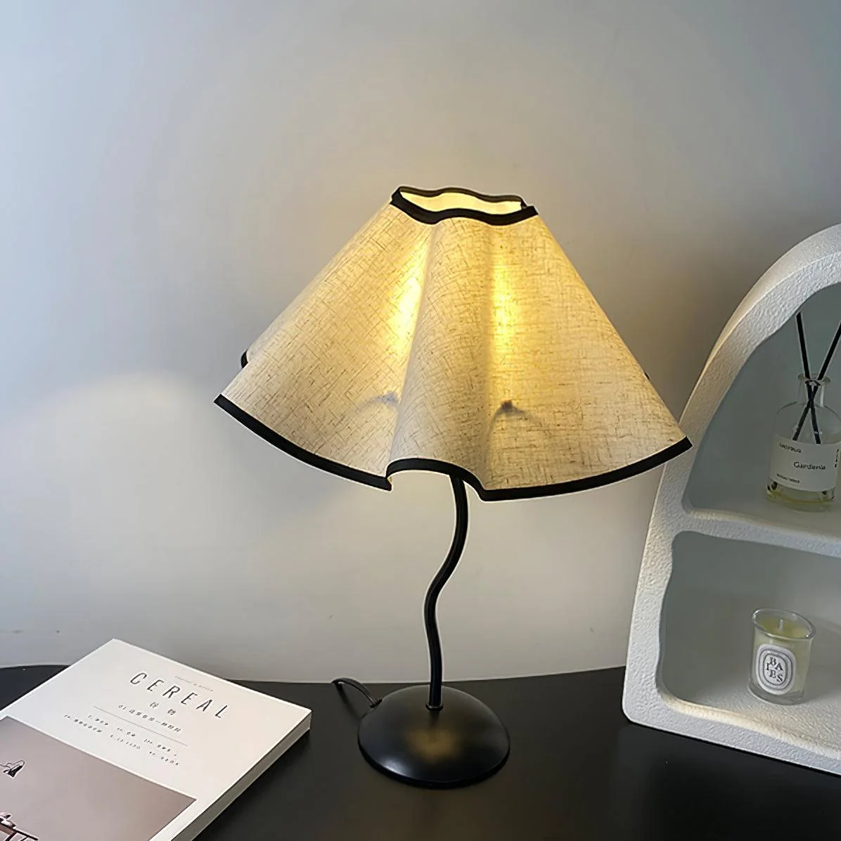 Cora Table Lamp - ∅ 14.1″ x H 18.5″ / Dia 36cm x H 47cm / Black+White Linen / UK plug