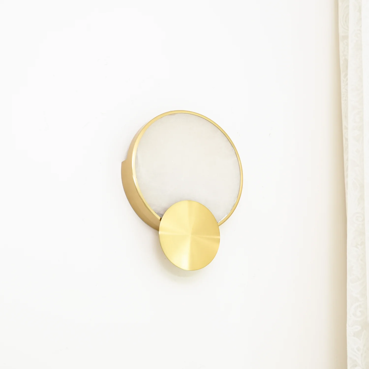 Terra Svet Wall Lamp - ∅ 8.6″ x H 11.4″ Set of 2 / Gold & White Alabaster / Cool White