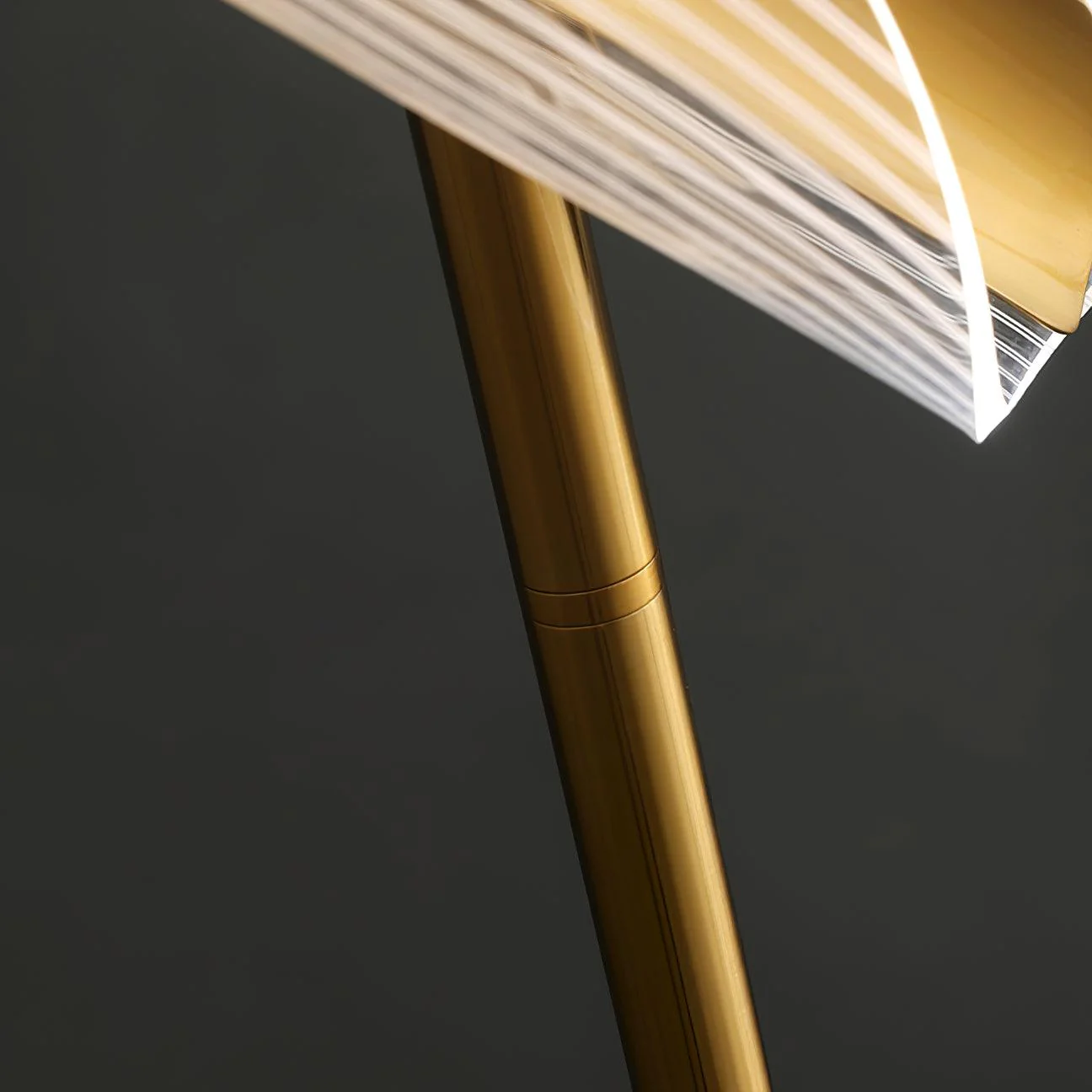 Flame Floor Lamp - ∅ 7.8″ x H 59″ / Dia 20cm x H 150cm / Gold / UK plug