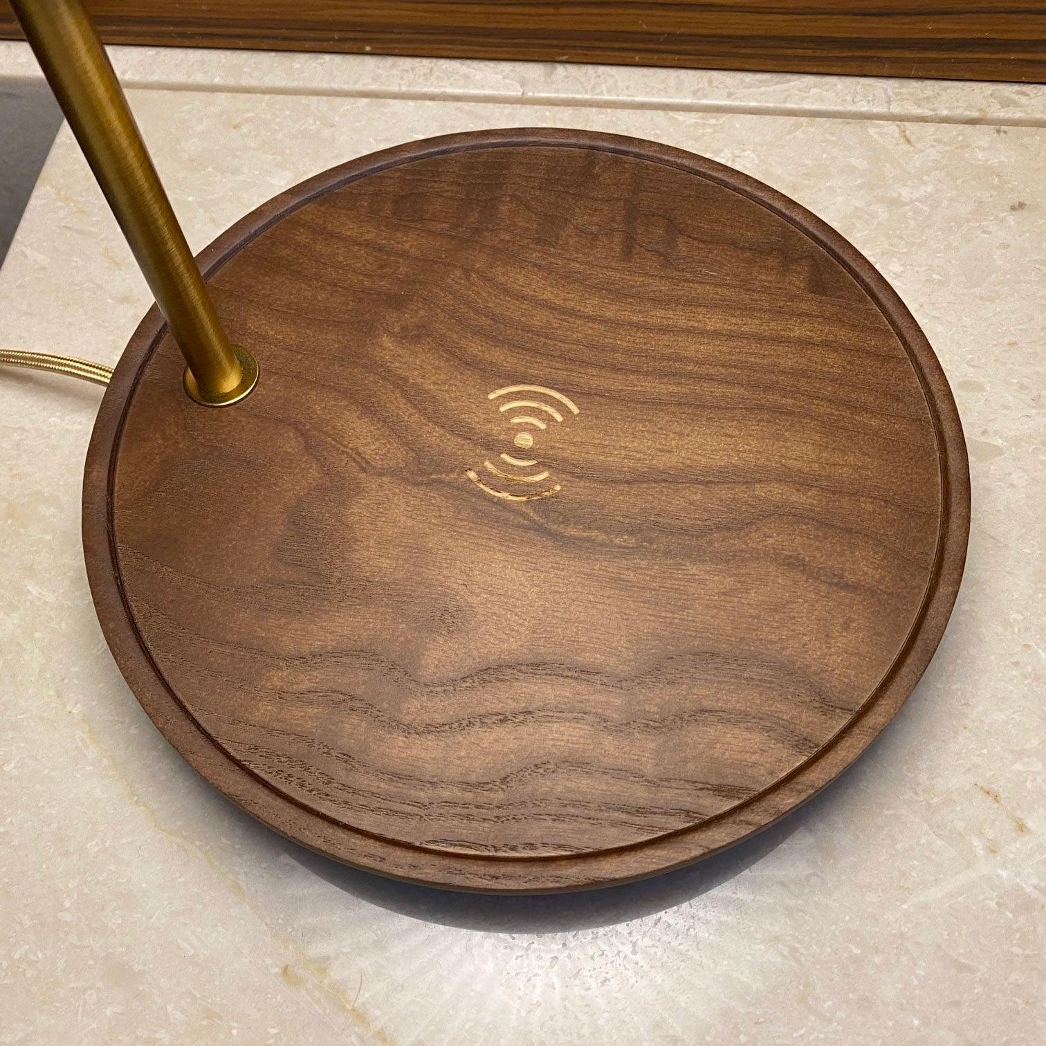 Настольный светильник Wooden Retro - ∅31см x 52см, орех, серый, версия с беспроводной зарядкой