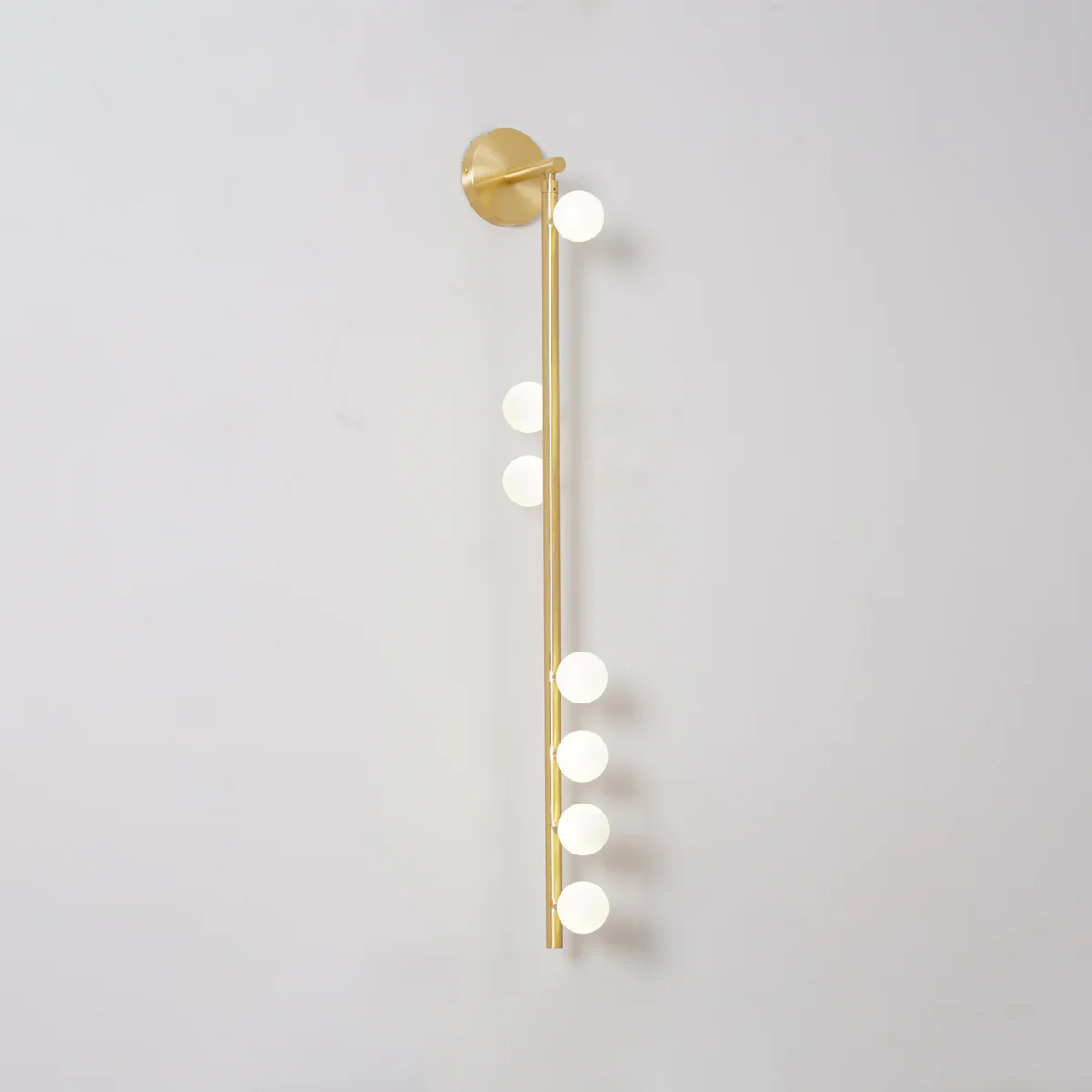 Настенный светильник Brass Glass Tube - 7 источников света ∅12см x 100см, античная латунь, белый