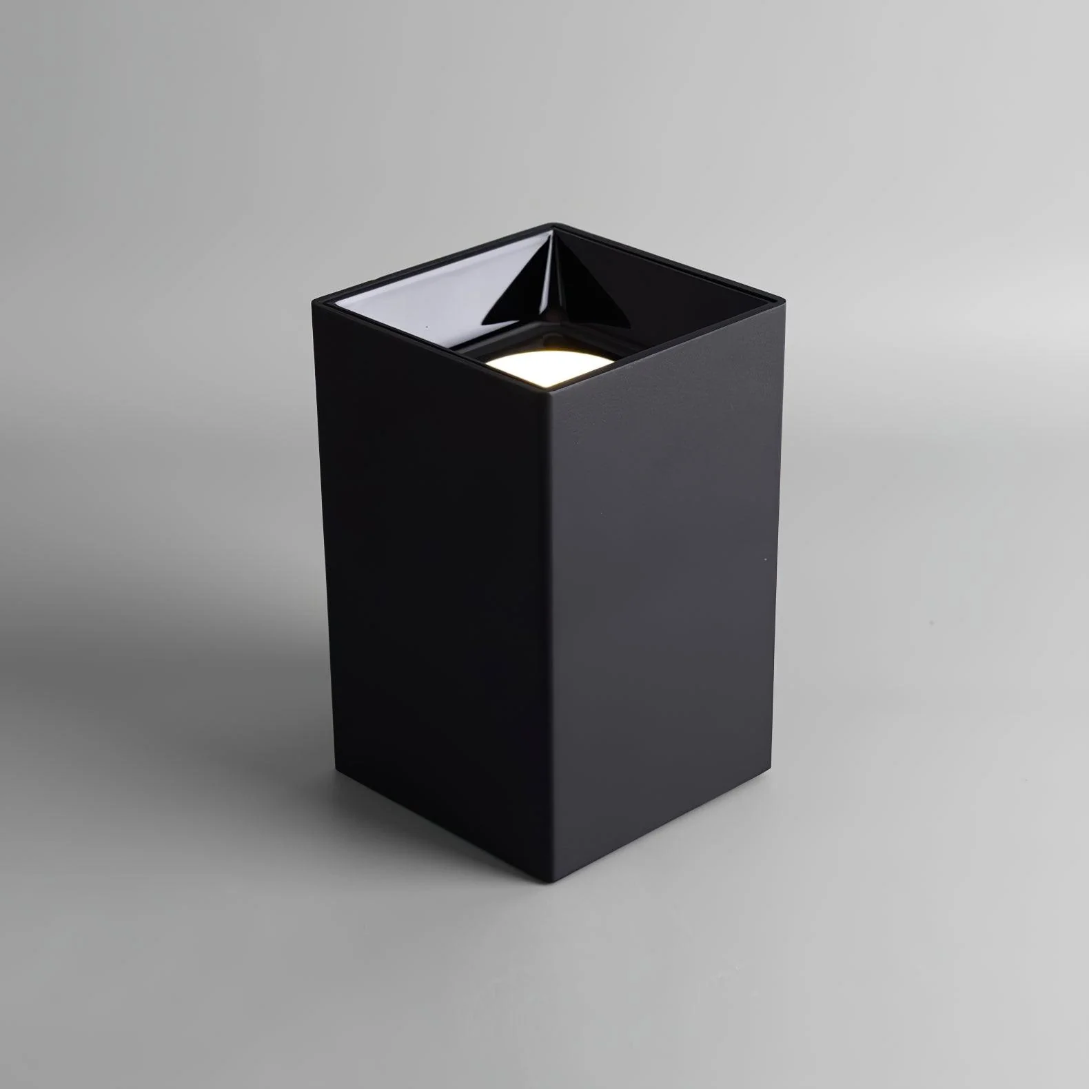 Потолочный светильник Cube - ∅8см x 14см, белый, холодный свет