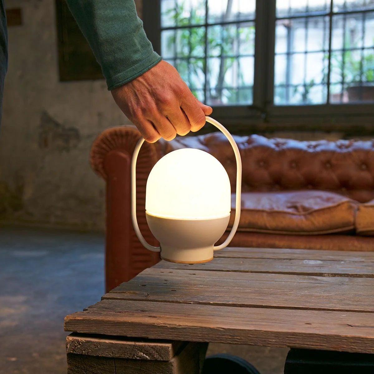 Take Away Table Lamp - ∅ 6.3″ x H 7.9″ / Dia 16cm x H 20cm / Black / AU plug