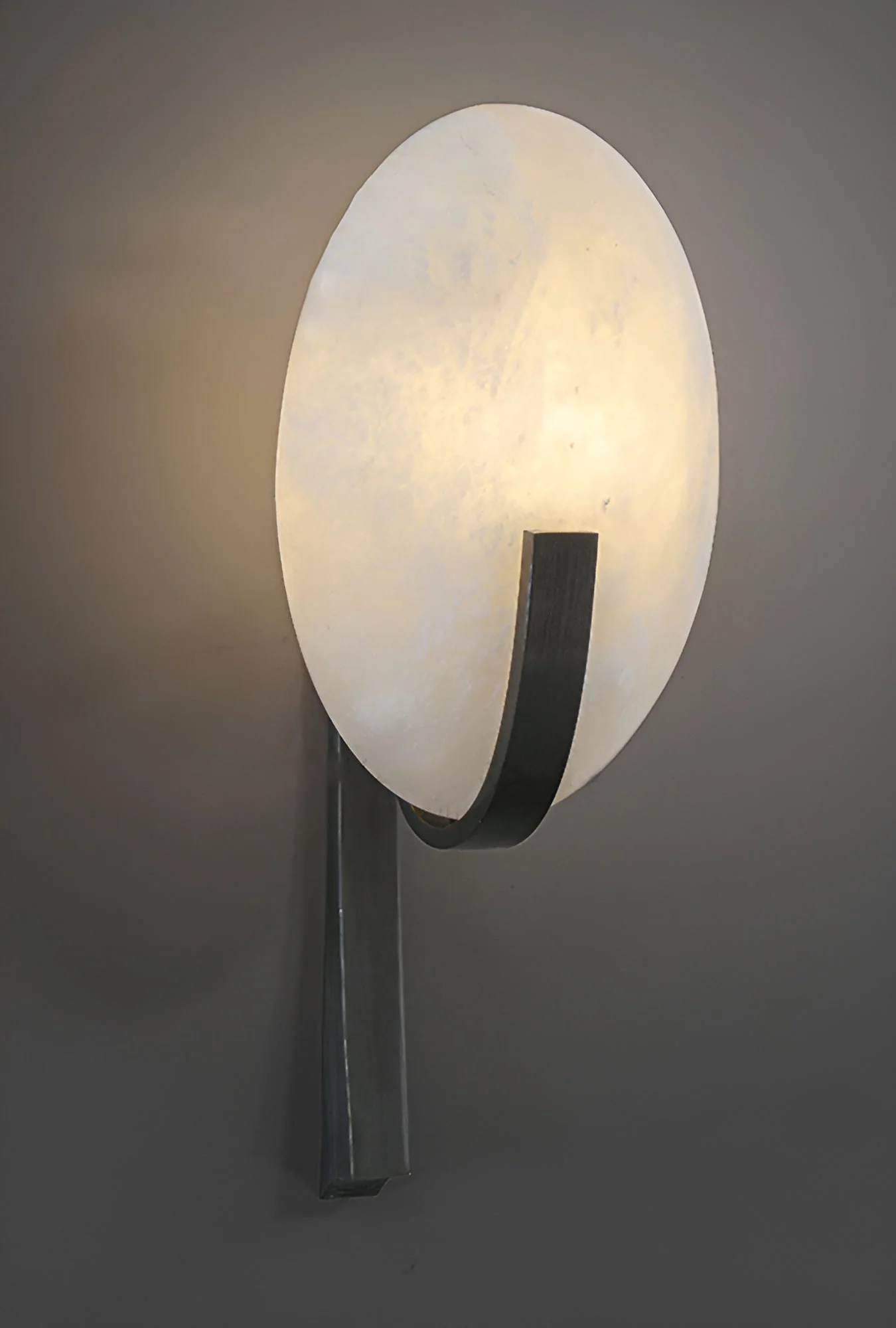 Alice Alabaster Wall Lamp - ∅ 7.9″ x H 19.7″ / Black & Warm Light / Set Of 2