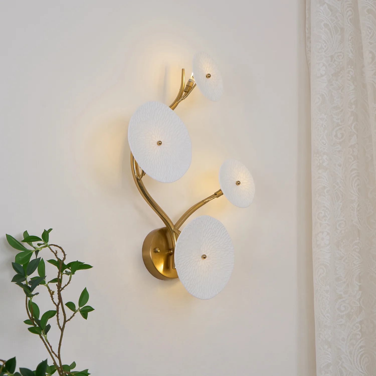 Настенный светильник Lotus Petal - 8 источников света 95см x 28см, золотой, белая керамика