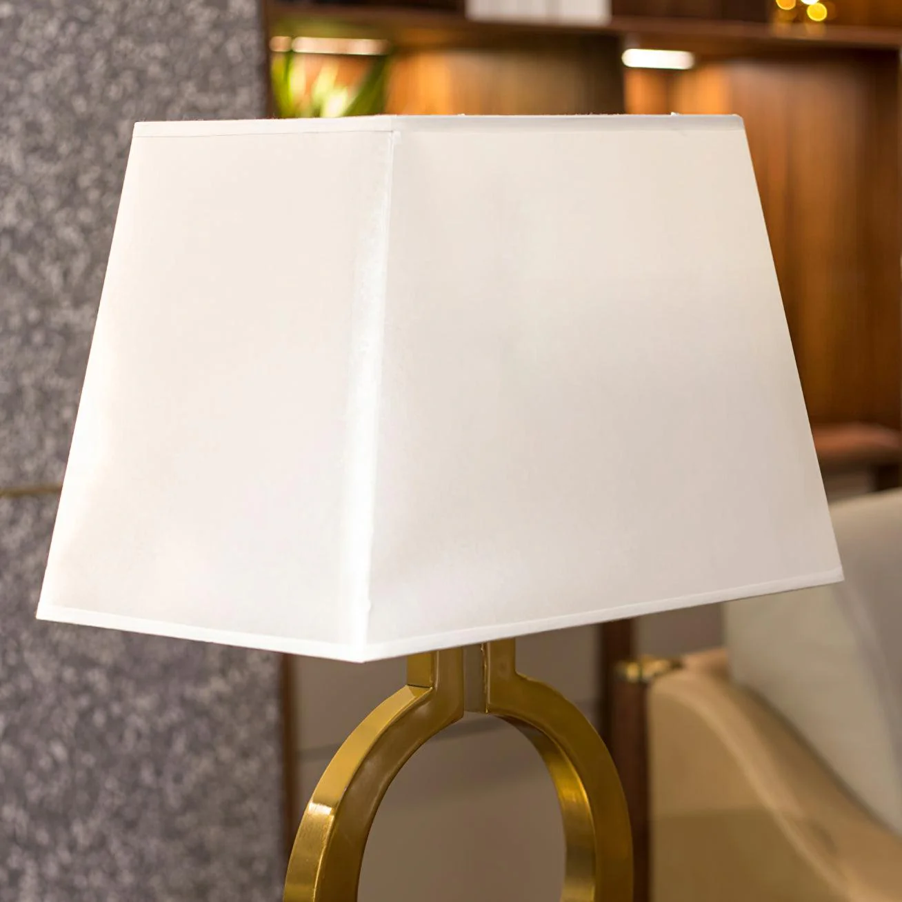 Keyhole Ring Table Lamp - ∅ 14.1″ x H 24.4″ / Dia 36cm x H 62cm / Gold / UK plug