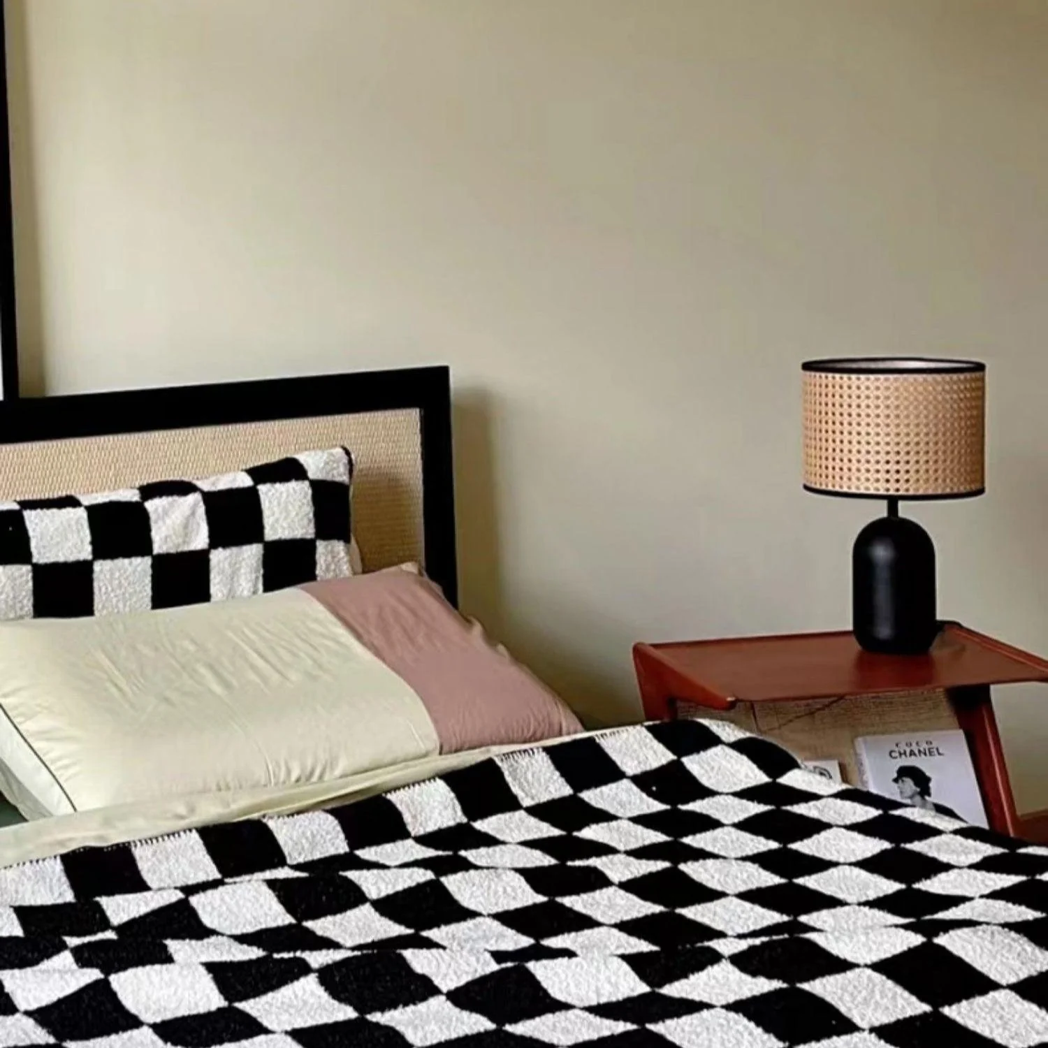 Nico Table Lamp - ∅ 9.8″ x H 16.9″ / Dia 25cm x H 43cm / Black / AU plug