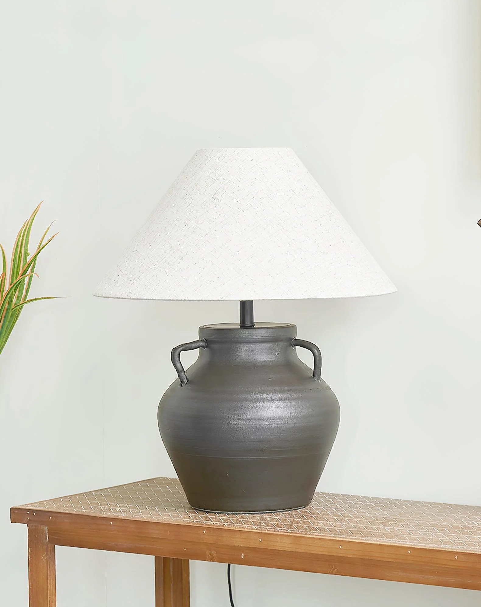 Old Wine Pot Table Lamp - ∅ 15.7″ x H 18.1″ / Dia 40cm x H 46cm / Black / US plug