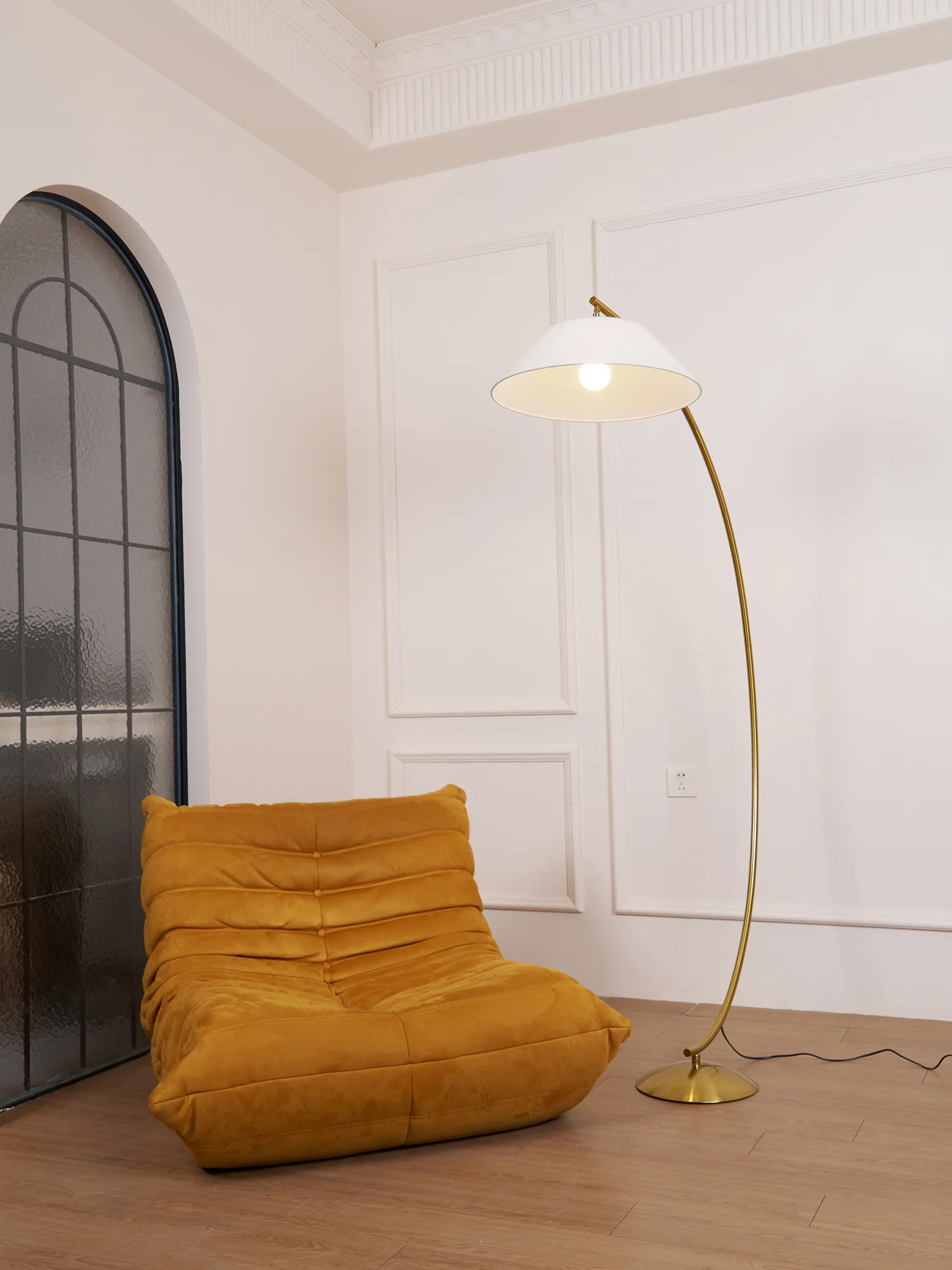 Circo Floor Lamp - ∅ 34.4″ x H 70.9″ / Gold+White / US plug