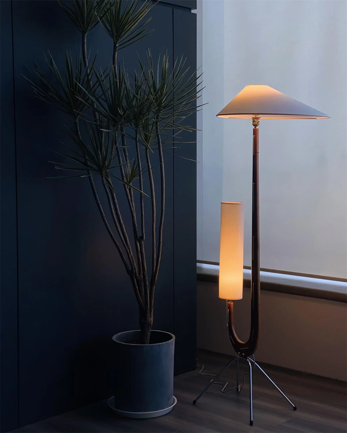 Giraffe Floor Lamp - ∅ 21.6″ x H 63.7″ / Dia 55cm x H 162cm / Walnut & White & Stainless steel / UK plug